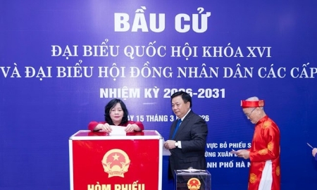 Ủy viên Bộ Chính trị, Bí thư Trung ương Đảng, Chủ tịch Ủy ban Trung ương Mặt trận Tổ quốc Việt Nam Bùi Thị Minh Hoài cùng các đại biểu bỏ những lá phiếu đầu tiên