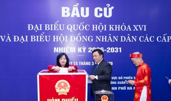 Ủy viên Bộ Chính trị, Bí thư Trung ương Đảng, Chủ tịch Ủy ban Trung ương Mặt trận Tổ quốc Việt Nam Bùi Thị Minh Hoài cùng các đại biểu bỏ những lá phiếu đầu tiên