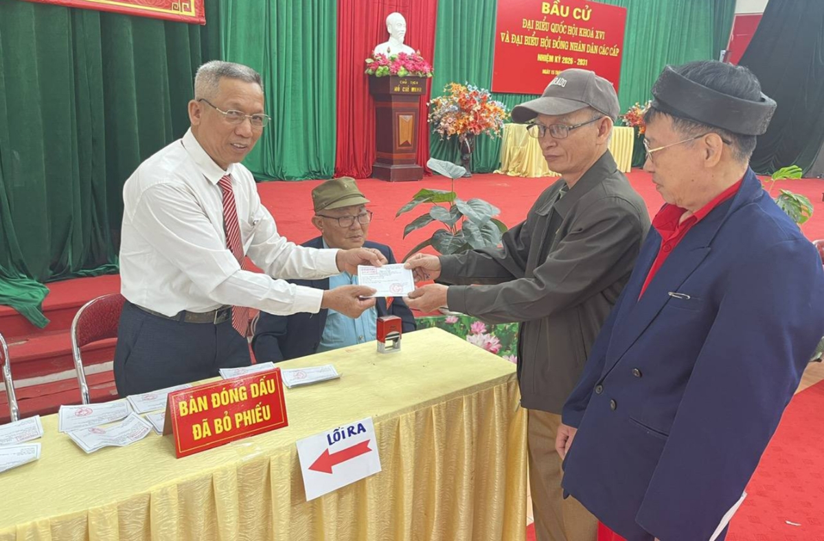 Nhiều cử tri cao tuổi vẫn đến khu vực bỏ phiếu từ sớm, thể hiện tinh thần trách nhiệm và sự gương mẫu trong việc tham gia ngày hội lớn của đất nước.