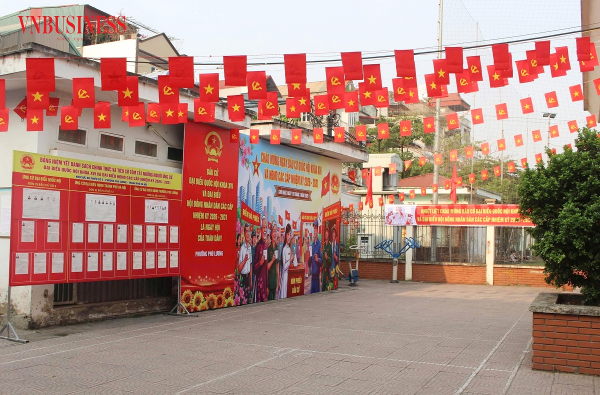 Từ sáng sớm, đông đảo cử tri trên địa bàn Thủ đô Hà Nội đã có mặt tại các khu vực bỏ phiếu để thực hiện quyền và nghĩa vụ công dân, góp phần làm nên không khí trang nghiêm, phấn khởi của ngày hội lớn của toàn dân.