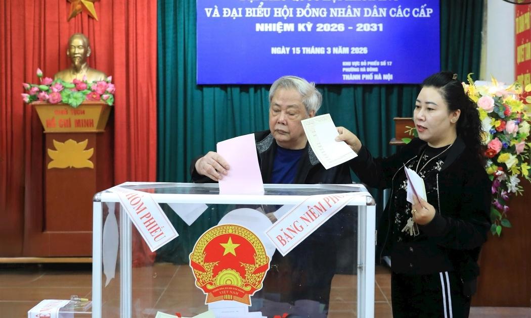 Cử tri bỏ phiếu tại một khu vực bầu cử tại Hà Nội.