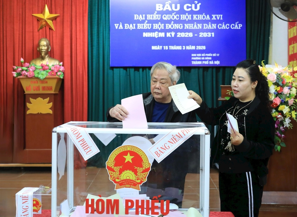 Cử tri bỏ phiếu tại một khu vực bầu cử tại Hà Nội.