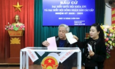 Cử tri bỏ phiếu tại một khu vực bầu cử tại Hà Nội.