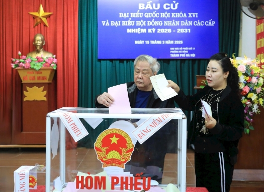 Cử tri bỏ phiếu tại một khu vực bầu cử tại Hà Nội.