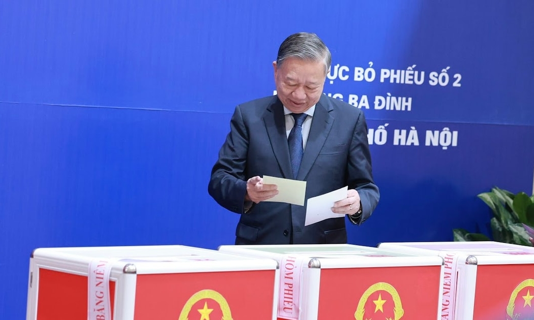 Tổng Bí thư Tô Lâm cùng các đồng chí lãnh đạo Đảng, Nhà nước đến bỏ phiếu bầu cử tại Khu vực bỏ phiếu số 02 phường Ba Đình, thành phố Hà Nội