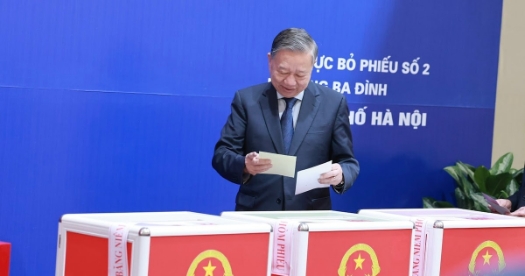 Tổng Bí thư Tô Lâm cùng các đồng chí lãnh đạo Đảng, Nhà nước đến bỏ phiếu bầu cử tại Khu vực bỏ phiếu số 02 phường Ba Đình, thành phố Hà Nội