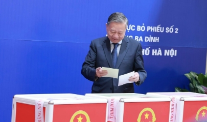 Tổng Bí thư Tô Lâm cùng các đồng chí lãnh đạo Đảng, Nhà nước đến bỏ phiếu bầu cử tại Khu vực bỏ phiếu số 02 phường Ba Đình, thành phố Hà Nội