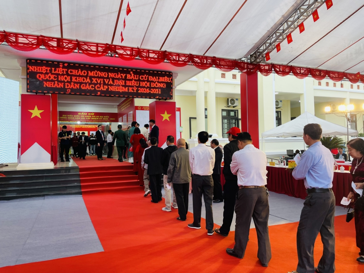 Người dân xếp hàng trật tự chờ tới lượt vào bỏ phiếu.