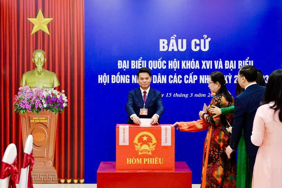 Chủ tịch thành phố Lê Ngọc Châu tham gia bỏ phiếu tại điểm bầu cử phường Hải An.