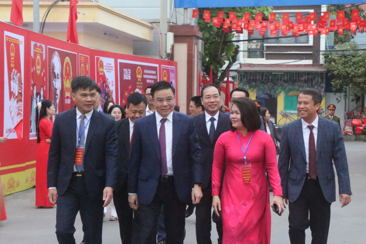 Đại biểu tới điểm bầu cử tại phường Phù Liễn, Hải Phòng.