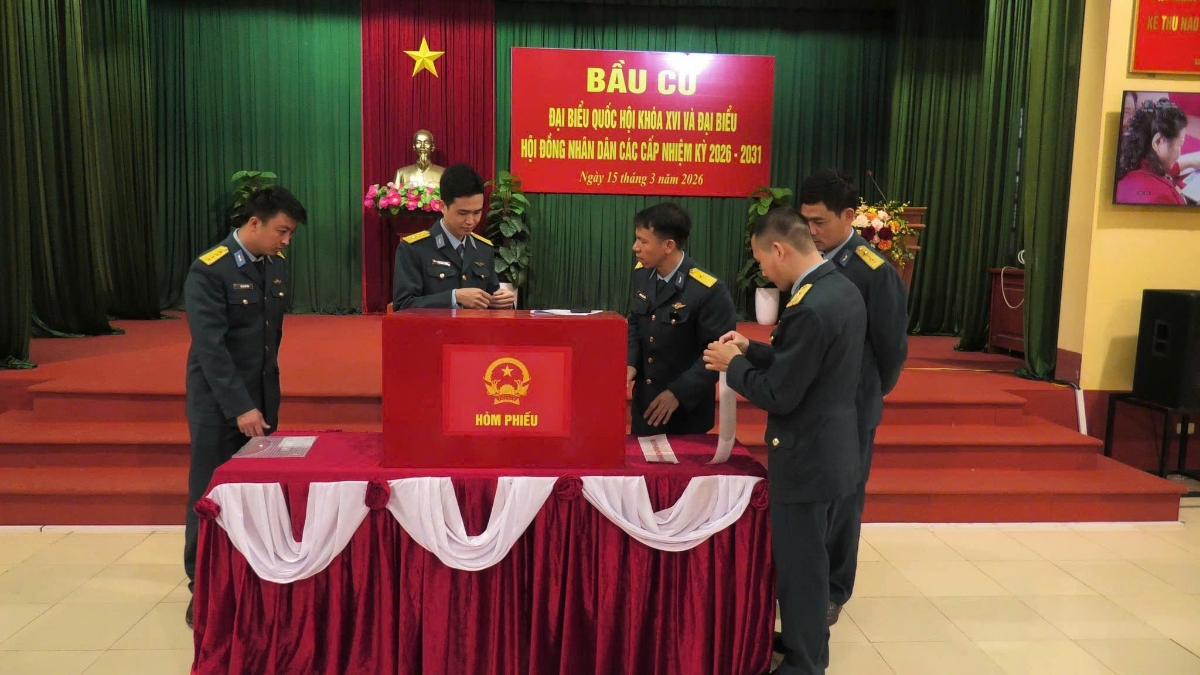 Lực lượng vũ trang trên địa bàn phường Phù Liễn tham gia bầu cử.