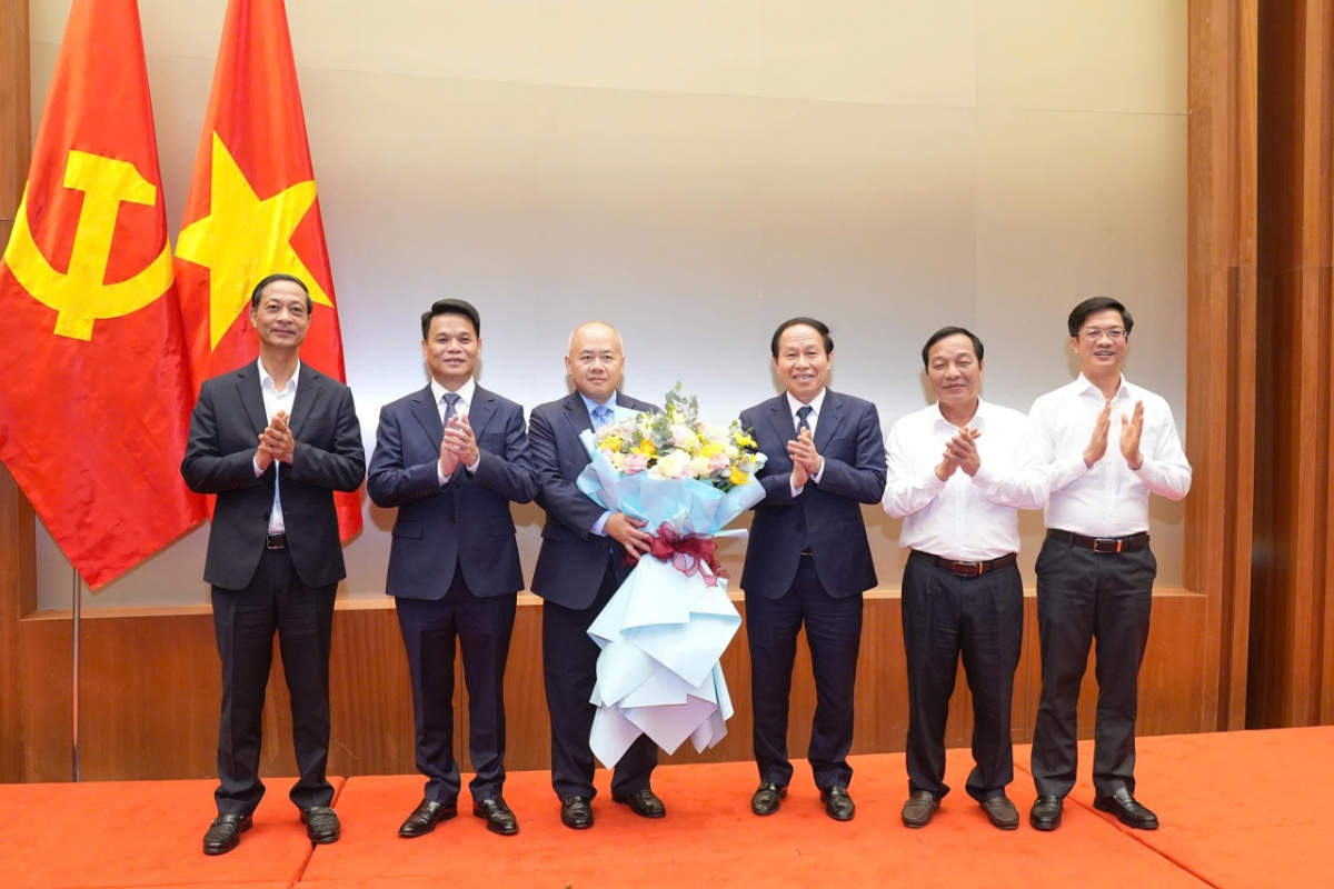 Thường trực Thành ủy Hải Phòng tặng hoa chúc mừng tân Phó Bí thư Đỗ Thành Trung. Ảnh: CTT ĐT HP