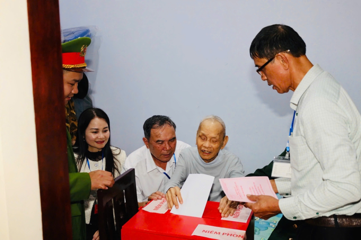 Chính quyền phường Hải An hỗ trợ mang hòm phiếu phụ tới tận nhà giúp cử tri đang gặp khó khăn trong đi lại có điều kiện bỏ phiếu.