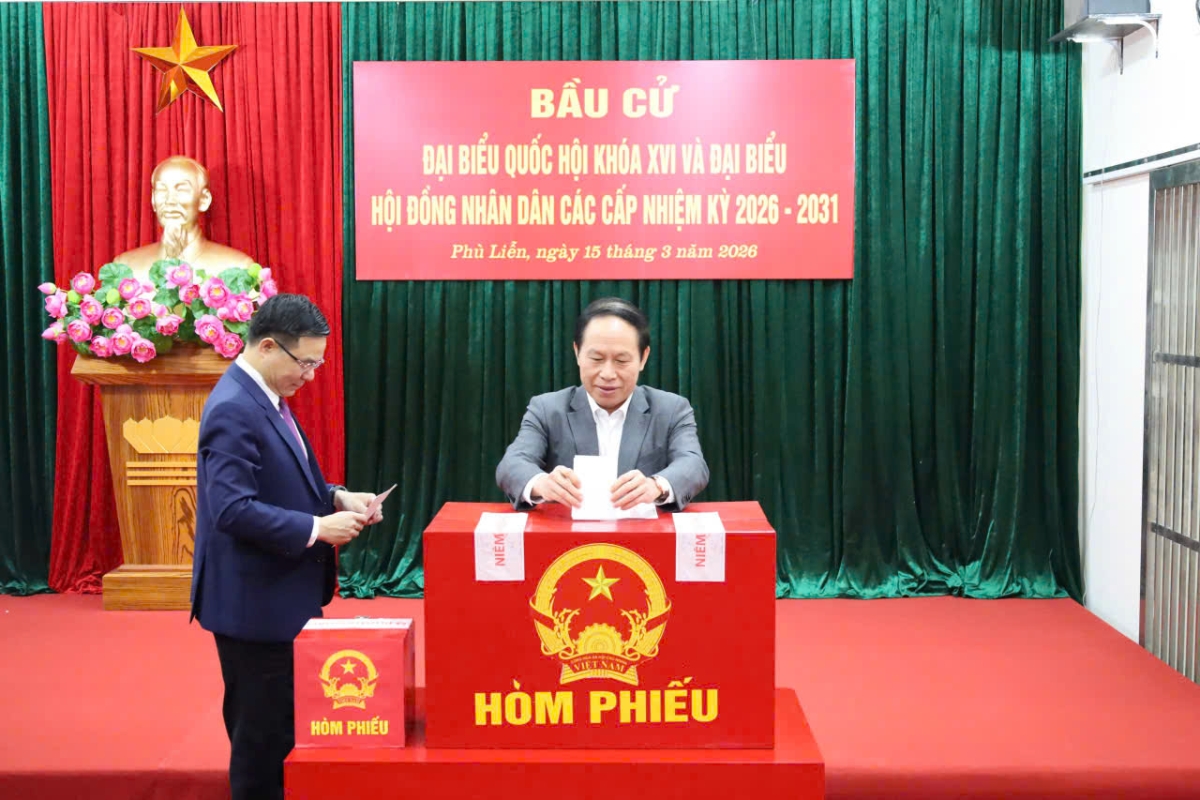 Bí thư Thành uỷ Lê Tiến Châu tham gia bỏ phiếu tại điểm bầu cử phường Phù Liễn.