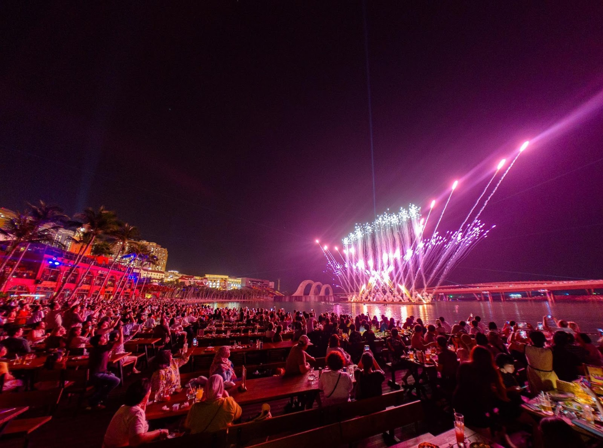 Các show diễn nghệ thuật đình đám được tổ chức mỗi tối tại Thị trấn Hoàng Hôn thu hút lượng lớn du khách. Ảnh: Ánh Dương.