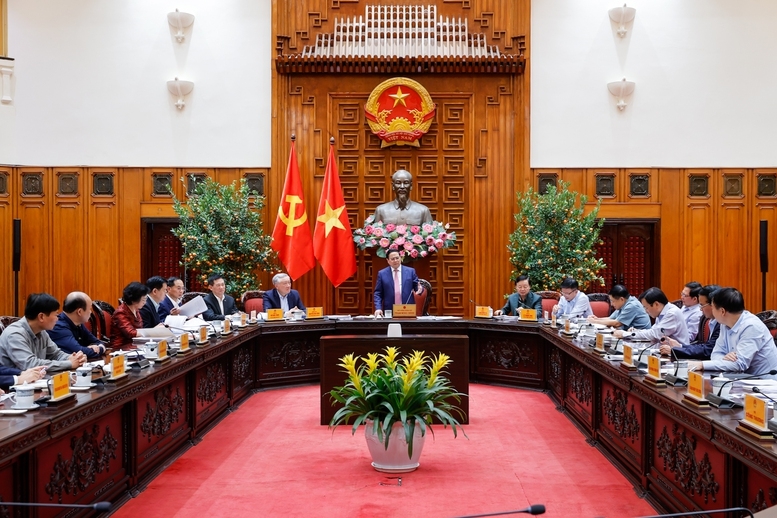 Thủ tướng Phạm Minh Chính chủ trì cuộc họp Thường trực Chính phủ để tiếp tục cho ý kiến về các giải pháp bảo đảm cung ứng và bình ổn giá xăng dầu. Ảnh: VGP.