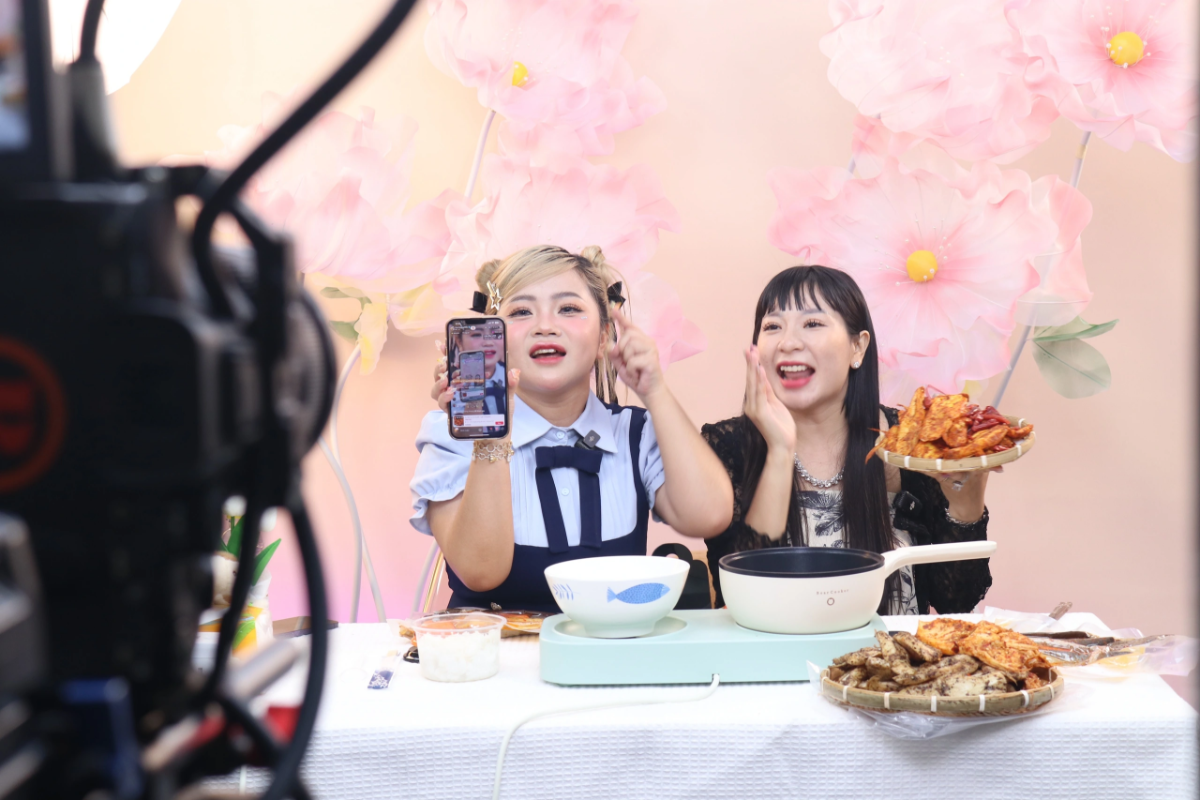 Đồ ăn vặt online thu hút hàng chục triệu đơn hàng mỗi năm trên các sàn thương mại điện tử.