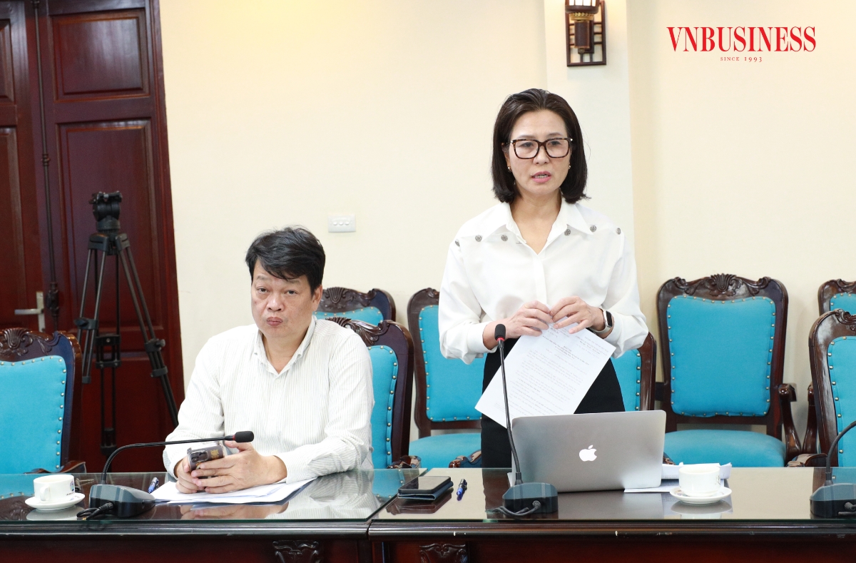 Thành viên Hội đồng bình chọn phát biểu tham gia góp ý tại phiên họp.