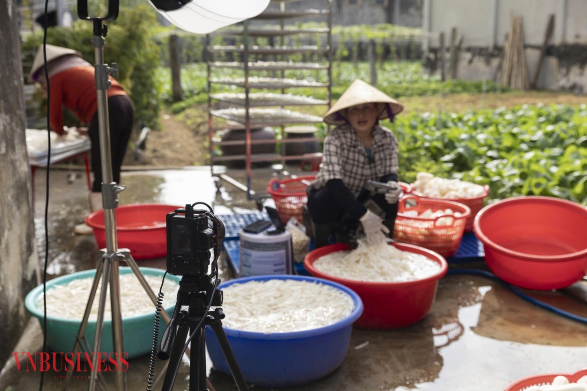 Không chỉ bán sản phẩm, mà anh Giáp đang kể câu chuyện thật về cuộc sống của người nông dân.