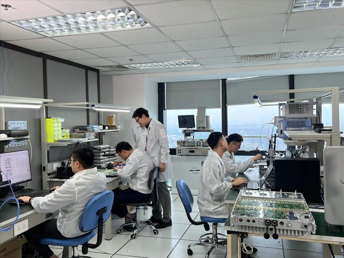 Ứng dụng công nghệ vào sản xuất là yêu cầu cấp thiết hiện nay.