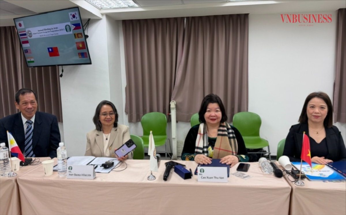 Chủ tịch Liên minh HTX Việt Nam (ngồi giữa, quàng khăn) khẳng định sẽ tiếp tục tham gia tích cực vào các sáng kiến chung của AFGC.