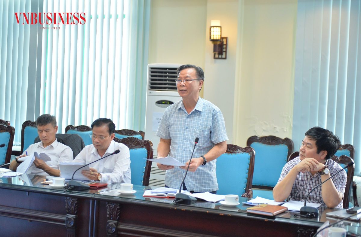 Thành viên Hội đồng bình chọn phát biểu tham gia góp ý tại phiên họp.