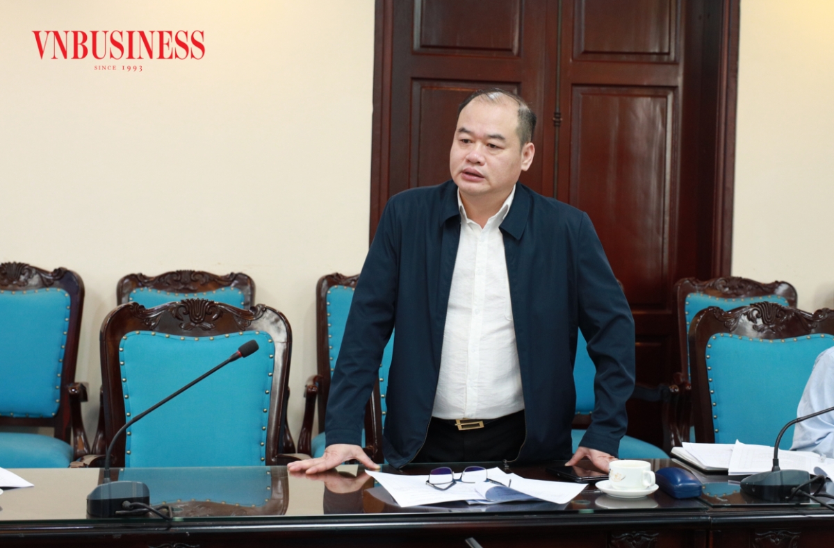 Thành viên Hội đồng bình chọn phát biểu tham gia góp ý tại phiên họp.