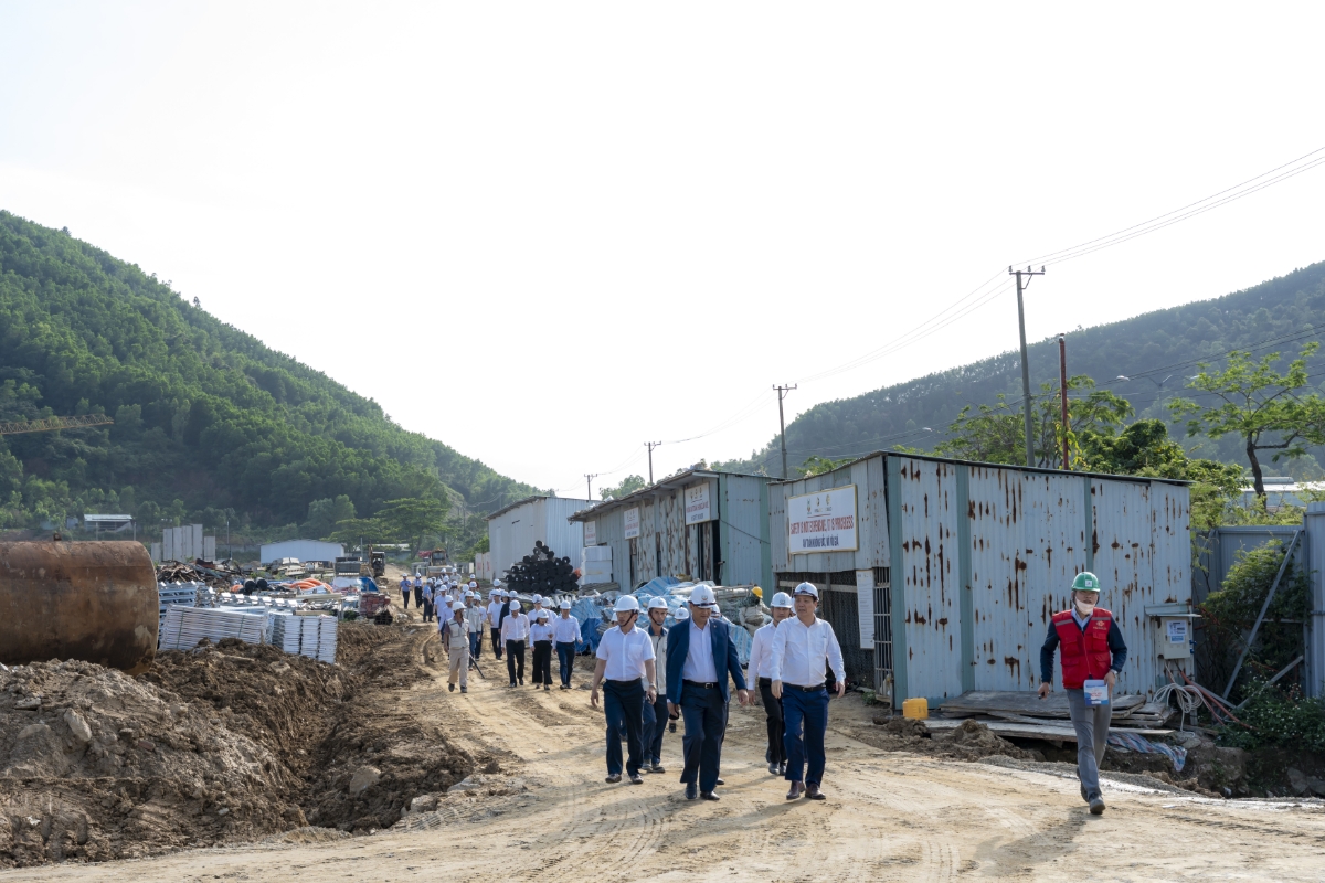 Đoàn công tác của Agribank do Tổng Giám đốc Phạm Toàn Vượng dẫn đầu thăm quan, khảo sát thực tế tại công trường Dự án