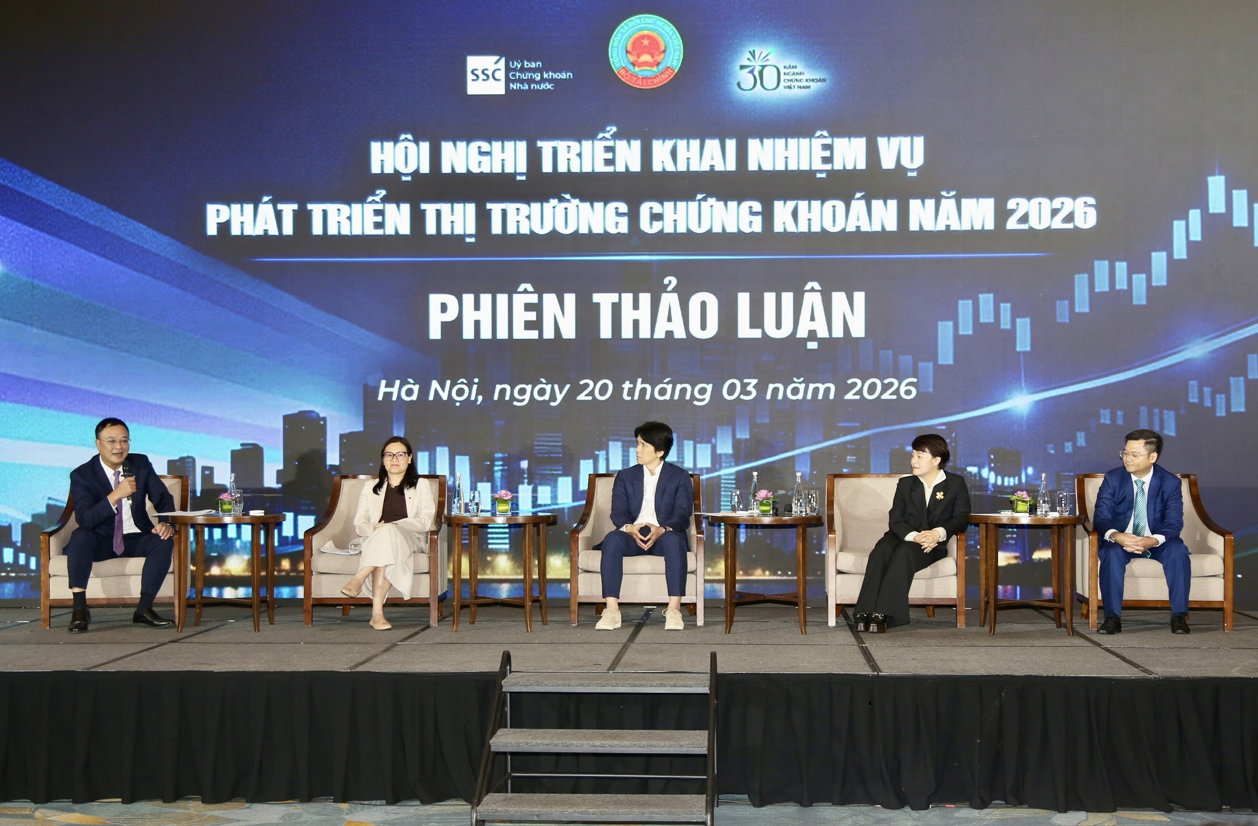 Thị trường chứng khoán gánh vác trọng trách khơi thông 38,5 triệu tỷ đồng vốn