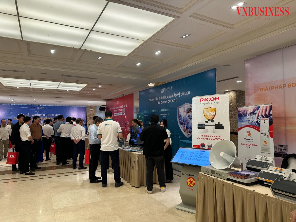 Các sản phẩm công nghệ được trưng bày tại Hội thảo.