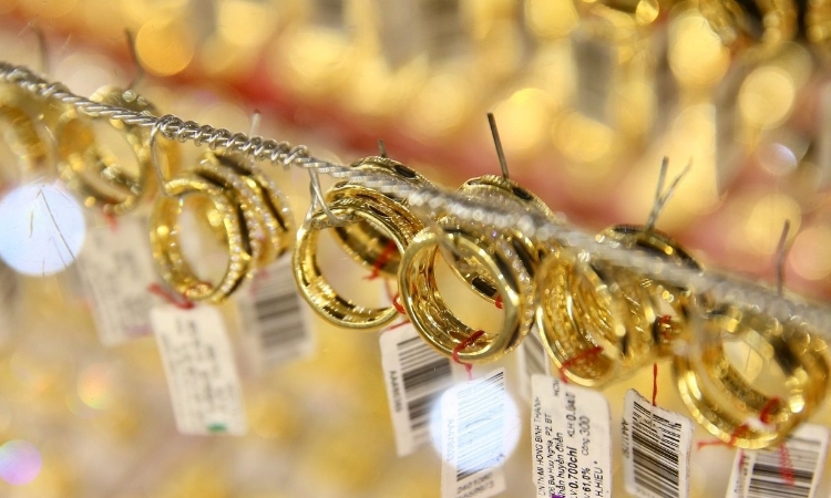 Giá vàng trong nước rơi mạnh theo đà giảm nhanh của thế giới
