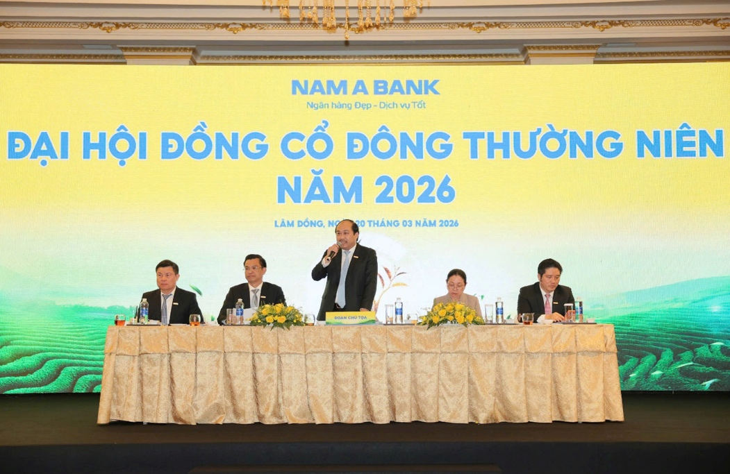Ông Trần Ngô Phúc Vũ (giữa) chủ trì ĐHĐCĐ thường niên năm 2026 của Nam A Bank.