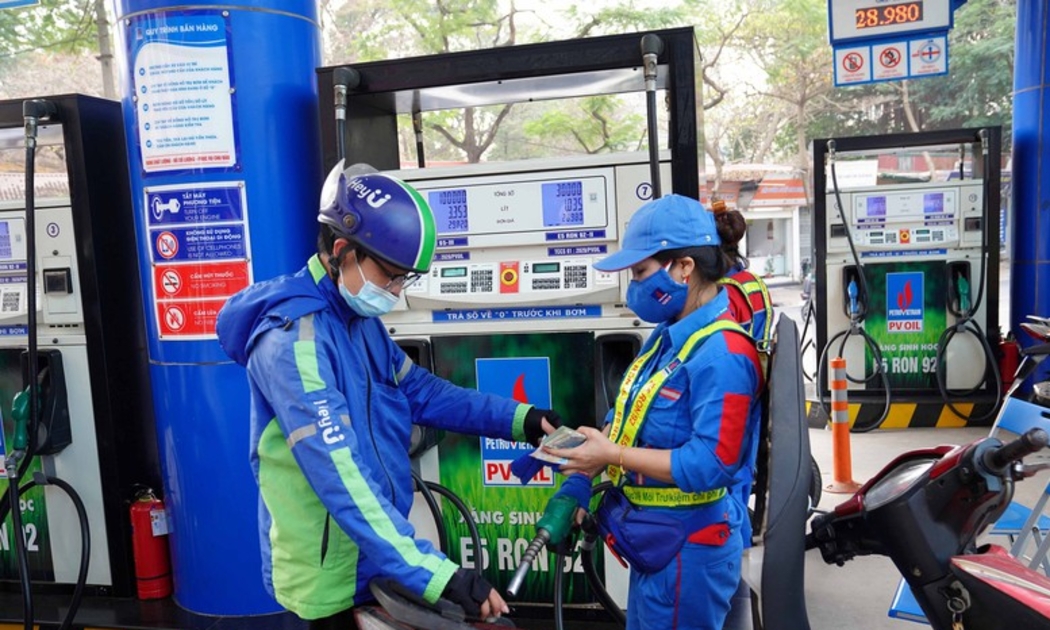 Dù hiện nay, năng lực sản xuất xăng dầu trong nước đã được cải thiện, mức độ tự chủ vẫn còn hạn chế do phụ thuộc vào nguồn nguyên liệu và thị trường bên ngoài.