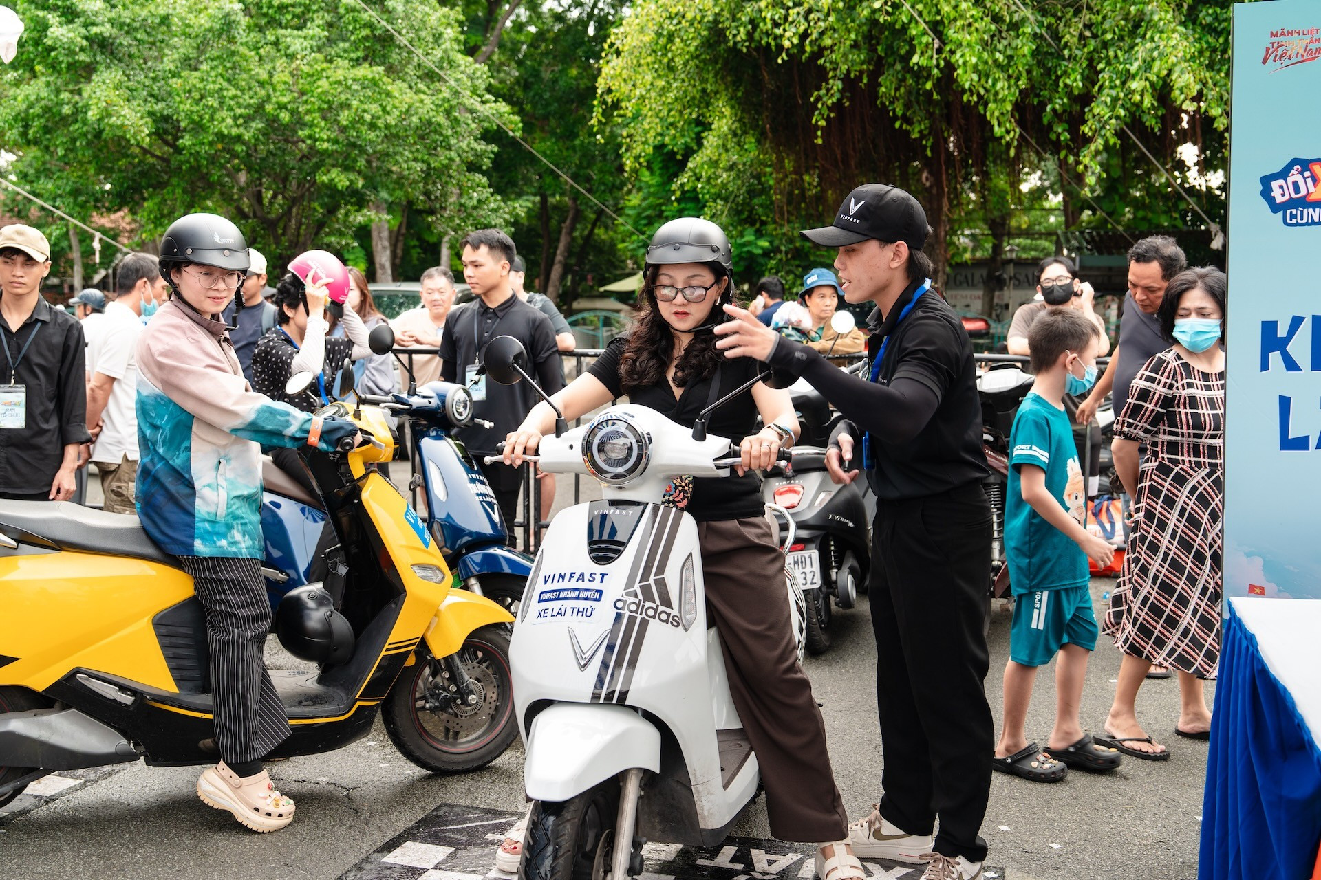 Xe điện dần trở thành lựa chọn phổ biến khi áp lực nhiên liệu ngày càng lớn.