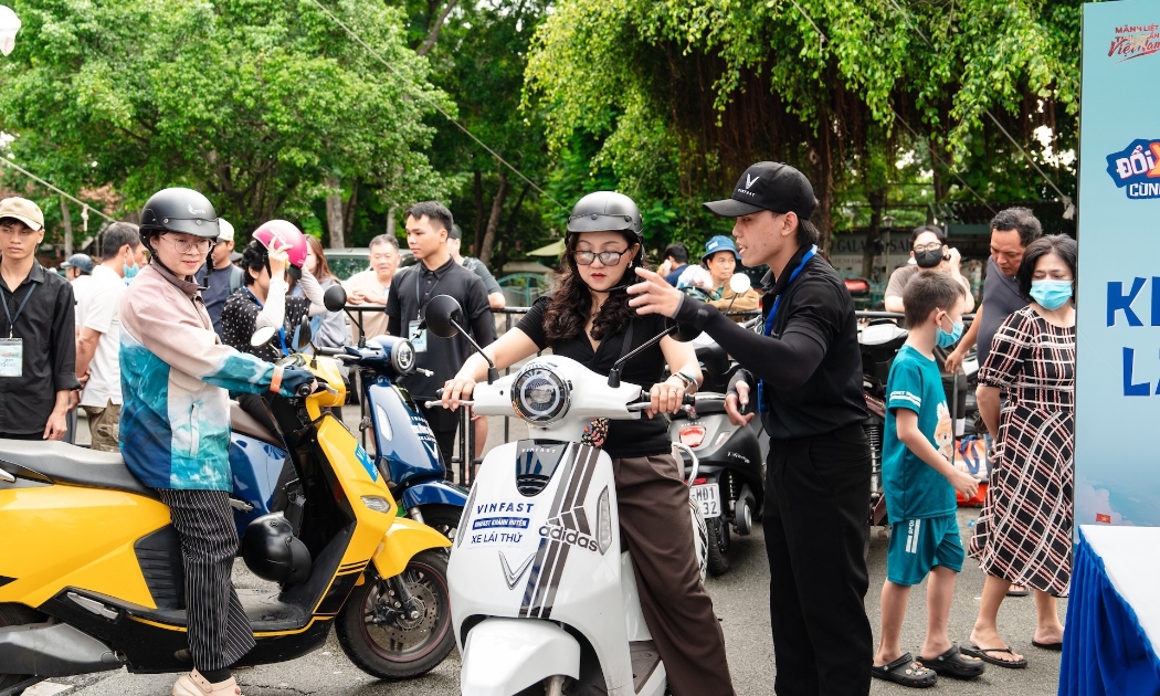 Xe điện dần trở thành lựa chọn phổ biến khi áp lực nhiên liệu ngày càng lớn.