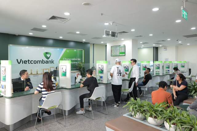 Khách hàng giao dịch tại một chi nhánh của Vietcombank.