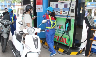 Xăng sinh học E10RON95 (xăng E10) đã được các doanh nghiệp lớn thí điểm kinh doanh tại nhiều cửa hàng ở các thành phố lớn từ tháng 8/2025 nhằm đánh giá thị trường và khả năng triển khai thực tiễn.