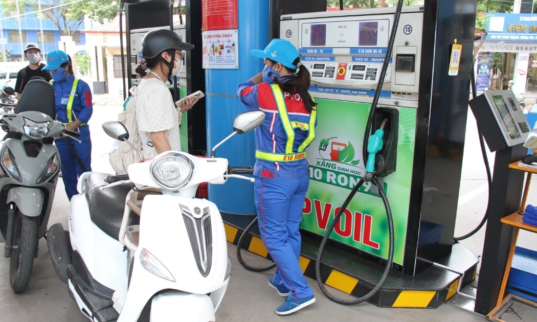 Xăng sinh học E10RON95 (xăng E10) đã được các doanh nghiệp lớn thí điểm kinh doanh tại nhiều cửa hàng ở các thành phố lớn từ tháng 8/2025 nhằm đánh giá thị trường và khả năng triển khai thực tiễn.
