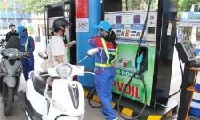 Xăng sinh học E10RON95 (xăng E10) đã được các doanh nghiệp lớn thí điểm kinh doanh tại nhiều cửa hàng ở các thành phố lớn từ tháng 8/2025 nhằm đánh giá thị trường và khả năng triển khai thực tiễn.