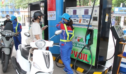 Xăng sinh học E10RON95 (xăng E10) đã được các doanh nghiệp lớn thí điểm kinh doanh tại nhiều cửa hàng ở các thành phố lớn từ tháng 8/2025 nhằm đánh giá thị trường và khả năng triển khai thực tiễn.