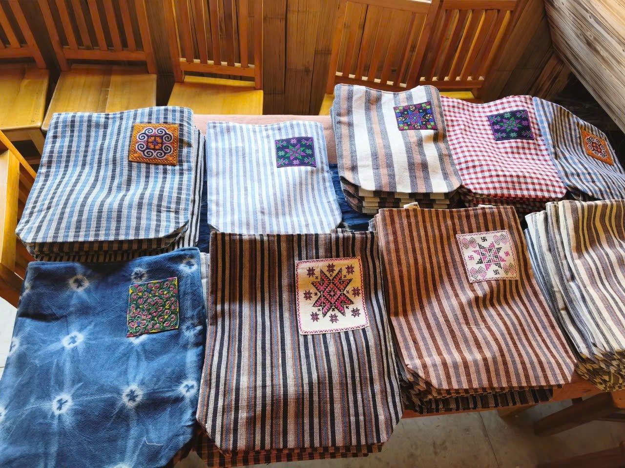 Những mảnh vải vụn, tưởng chừng không còn giá trị, đã được “tái sinh” thành những sản phẩm đầy sinh động.