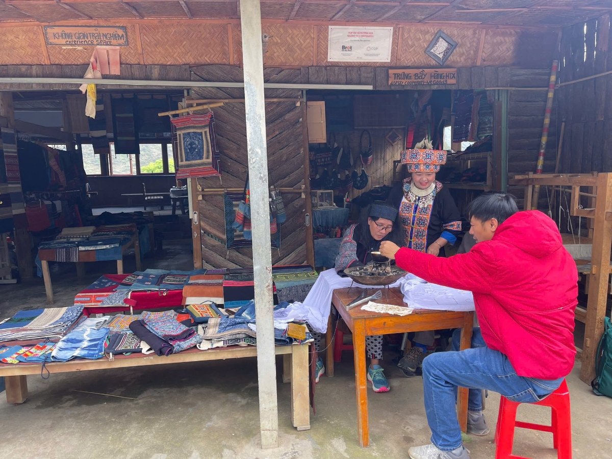 Các sản phẩm của HTX được làm hoàn toàn thủ công, sử dụng nguyên liệu tự nhiên như lá chàm, củ nâu, không hóa chất.