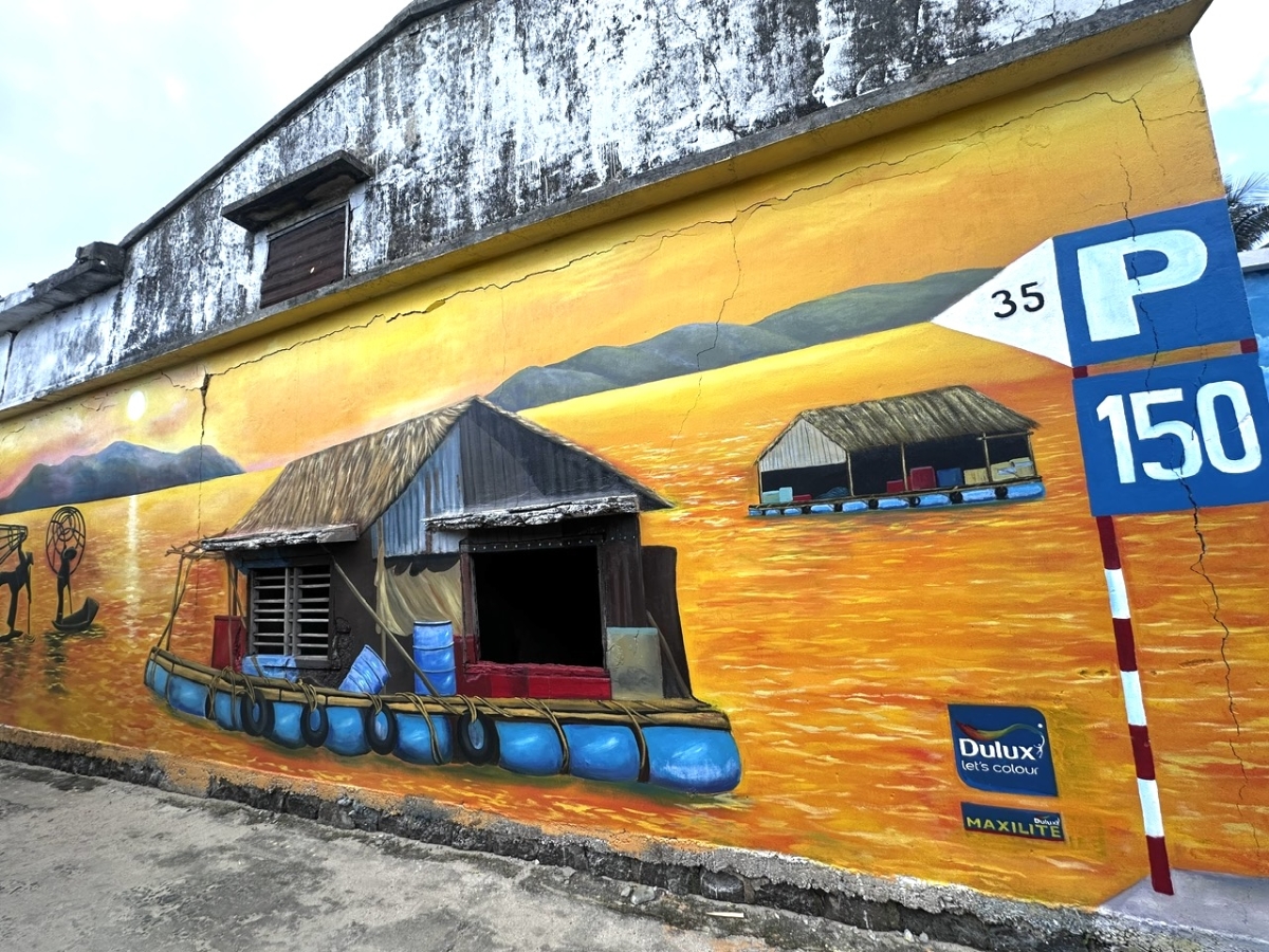 AkzoNobel đã tài trợ gần 10.000 lít sơn từ thương hiệu Dulux, sử dụng các gam màu tươi sáng, hài hòa với cảnh quan thiên nhiên hoang sơ của đảo