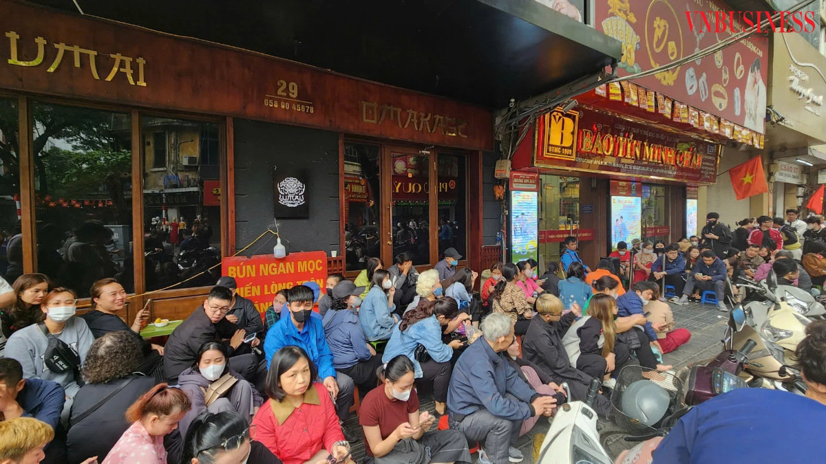 Có thời điểm, khách hàng tập trung kín vỉa hè, việc lưu thông của người dân đi bộ trở nên khó khăn hơn.