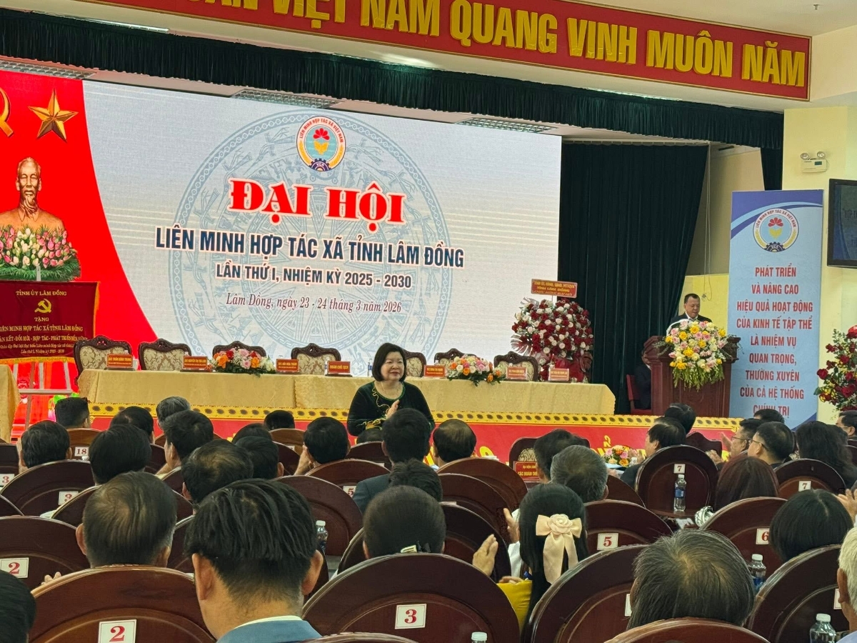 Chủ tịch Liên minh HTX Việt Nam Cao Xuân Thu Vân dự và phát biểu tại đại hội.