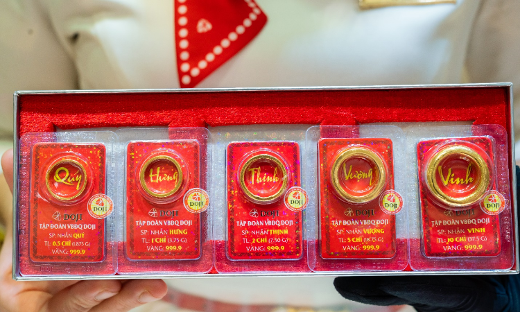 Giá vàng trong nước tiếp đà trượt dốc, DOJI “rớt” mạnh nhất