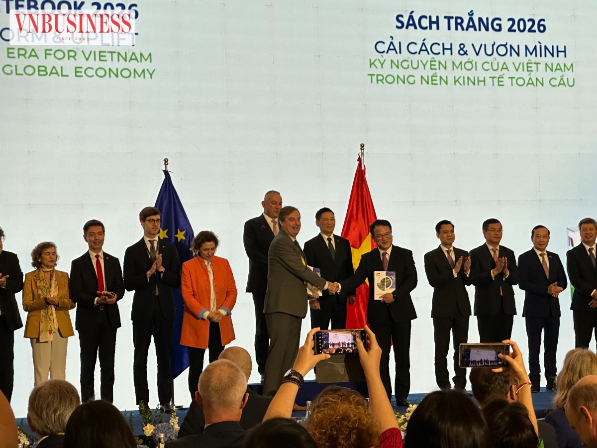 Sách Trắng đã được chính thức trao cho Thứ trưởng Bộ Tài chính Việt Nam Trần Quốc Phương, dưới sự chứng kiến ​​của Phó Thủ tướng Hồ Đức Phớc và Cao ủy Síkela.