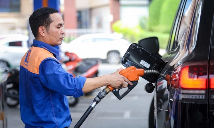 Đề xuất giảm thuế môi trường, giá xăng có thể hạ hơn 1.000 đồng mỗi lít