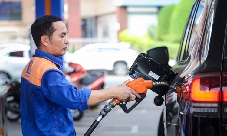 Đề xuất giảm thuế môi trường, giá xăng có thể hạ hơn 1.000 đồng mỗi lít