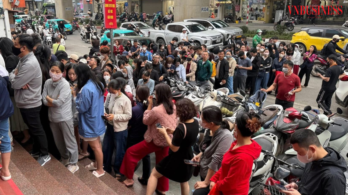 Giá vàng có xu hướng tăng, khách hàng ồ ạt tới "săn" vàng.